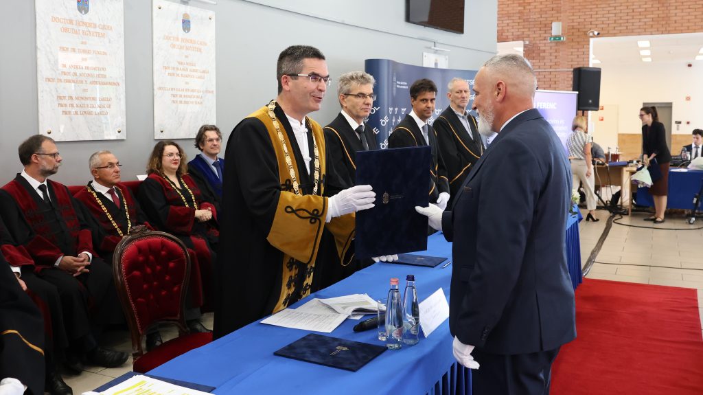 Doktori diploma átvétele